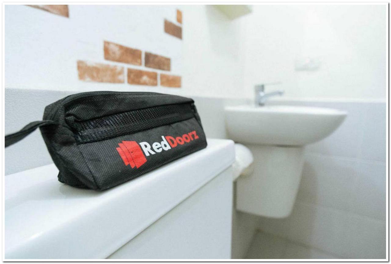 RedDoorz near Penimbangan Beach Singaraja Bagian luar foto