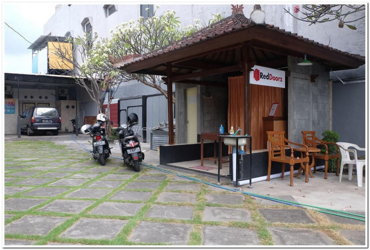 RedDoorz near Penimbangan Beach Singaraja Bagian luar foto